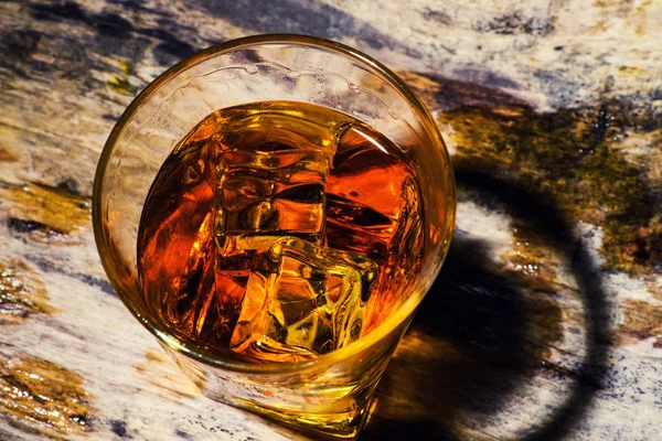 Whisky z kostkami lodu na drewnianym tle — Zdjęcie stockowe