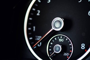 Arabadaki hız göstergesi