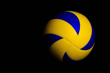 siyah arka plan üzerine voleybol topu.