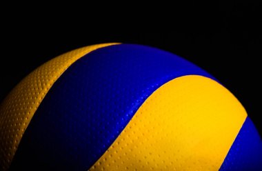 siyah arka plan üzerine voleybol topu.