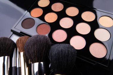 Siyah zemin üzerinde basketbol topu.