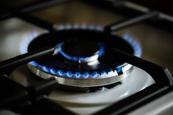 Горение природного газа на кухне газовая плита — стоковое фото