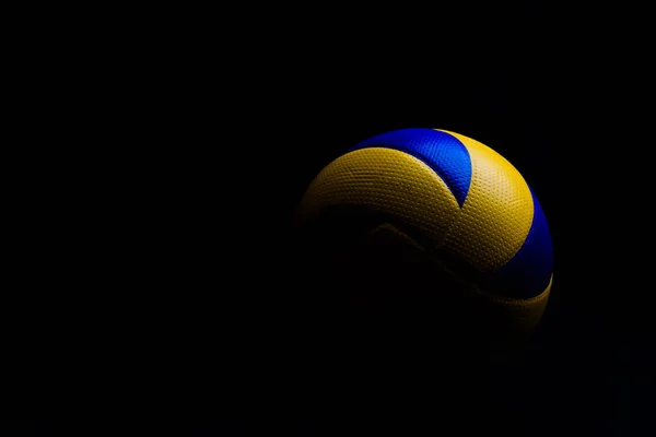 Волейбольний м'яч на чорному тлі . — стокове фото