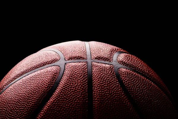 Siyah zemin üzerinde basketbol topu.