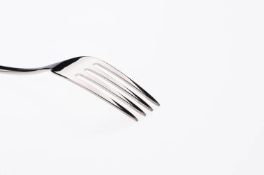 Beyaz arka plan üzerinde izole çelik çatal