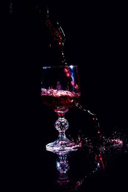 Şarap kadehine dökülen kırmızı şarap.