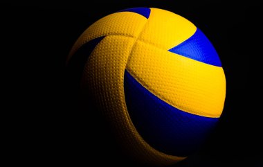 siyah arka plan üzerine voleybol topu.