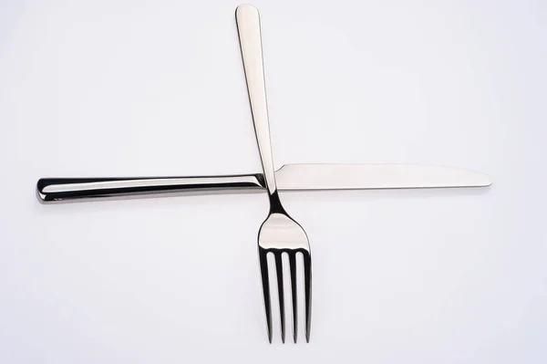 Набор вилок, ножей и ложек изолирован на белом . — стоковое фото