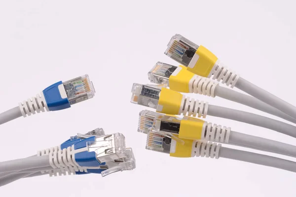 Kolorowe lan telekomunikacyjny kabel rj45 na białym tle na tył biały — Zdjęcie stockowe