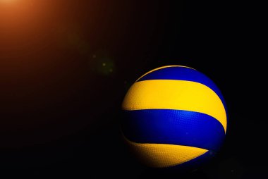 siyah arka plan üzerine voleybol topu.