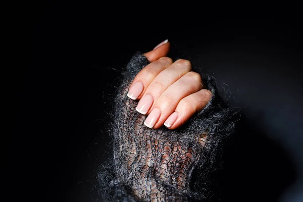 Hembra manos suaves con hermosa manicura francesa — Foto de Stock