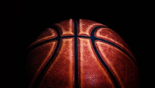 Баскетбольний м'яч на чорному фоні . — стокове фото