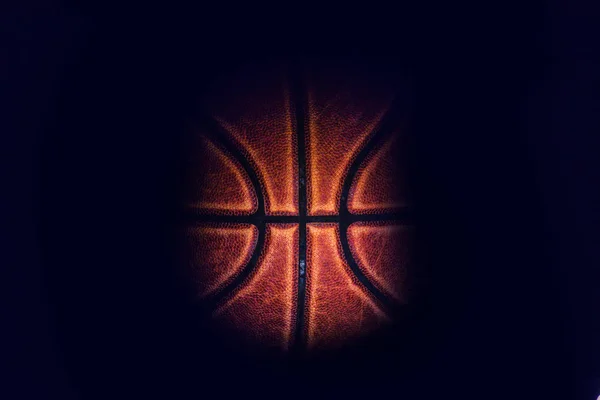Bola de basquete no fundo preto. — Fotografia de Stock