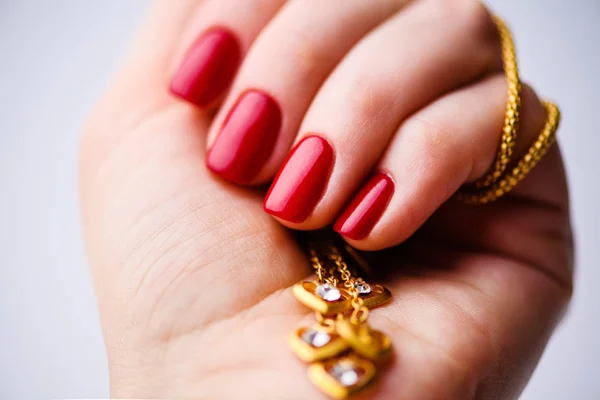 Paznokcie Design. Ręce z jasnym czerwonym Spring manicure na szary powrót — Zdjęcie stockowe