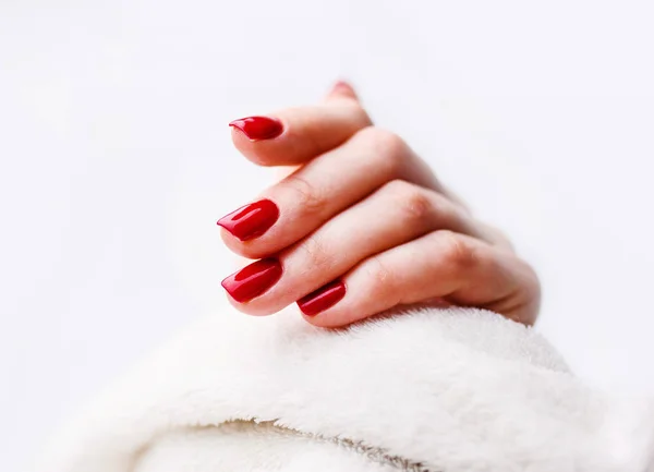 Diseño de uñas. Manos con manicura de primavera roja brillante en la espalda gris — Foto de Stock