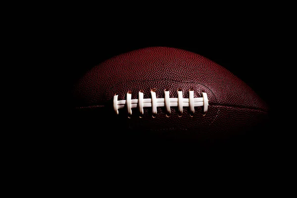 Amerikan futbol topu siyah arka plan izole