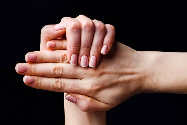 Yumuşak eller ile güzel Fransız manikür — Stok fotoğraf