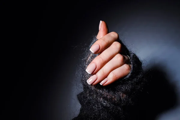 与美丽的女性柔软的手法国修指甲 — 图库照片