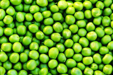 Ahşap arka planda yeşil bezelye. Sağlıklı yiyecekler. Koyu rustik tarzı