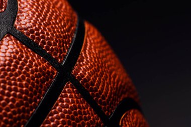 Siyah zemin üzerinde basketbol topu.