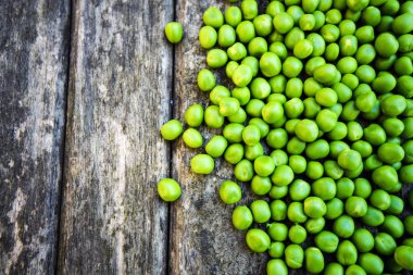 Ahşap zemin üzerinde yeşil bezelyeler