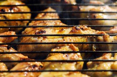 Izgara baharatlı tavuk budu