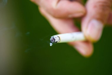 Sigara içen bir adam