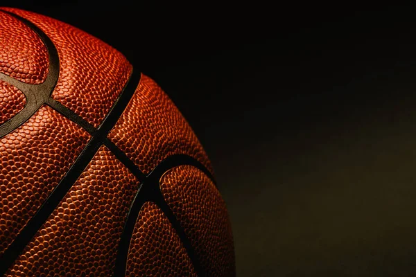 Pelota de baloncesto sobre fondo negro. — Foto de Stock