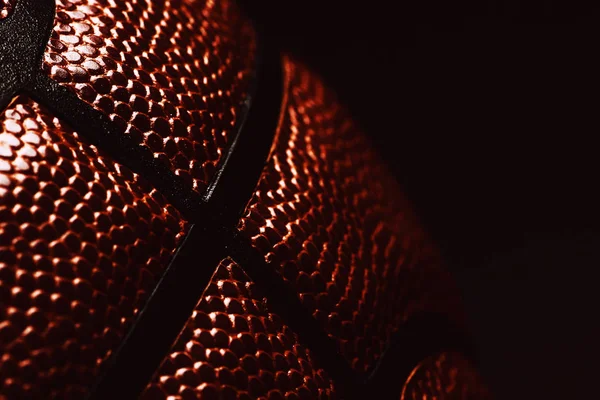 Pelota de baloncesto sobre fondo negro. — Foto de Stock