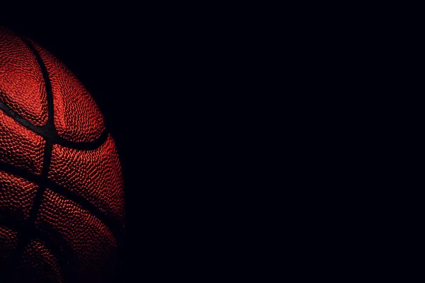 Μπάλα μπάσκετ σε μαύρο φόντο. — Φωτογραφία Αρχείου