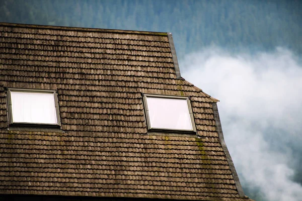 Fenêtre de mansarde de la maison en bois contre le ciel — Photo