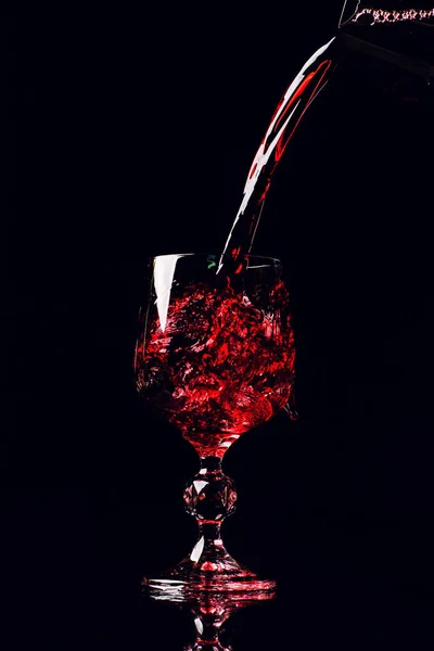 Le vin est versé dans un verre — Photo