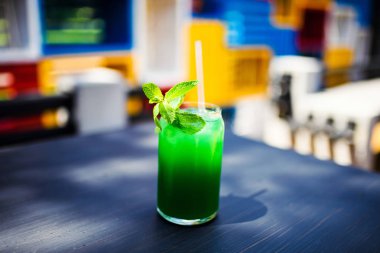 Buzlu ve naneli soğuk limonata