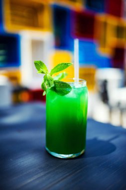 Buzlu ve naneli soğuk limonata