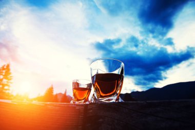 gün batımında viski çekim dağ manzara bac dramatik gökyüzü