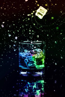 Siyah arka planda ıssız bir viski shot 'ı.