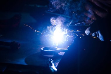 Kıvılcımlı kaynak çeliği