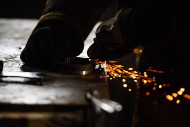 Yakın kıvılcım flaşile çelik boru üzerinde metal taşlama