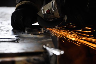 Yakın kıvılcım flaşile çelik boru üzerinde metal taşlama