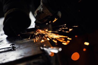 Yakın kıvılcım flaşile çelik boru üzerinde metal taşlama