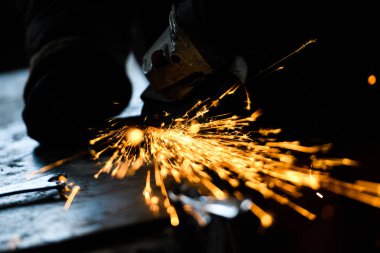 Yakın kıvılcım flaşile çelik boru üzerinde metal taşlama
