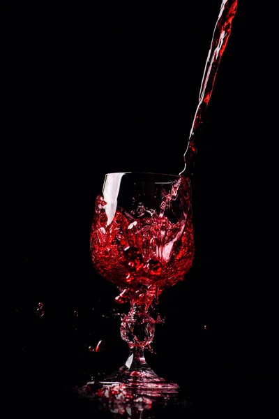 Wein wird in ein Glas gegossen — Stockfoto