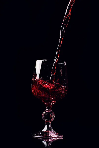 Vin hälls i ett glas — Stockfoto