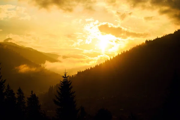 Coucher de soleil dans les montagnes — Photo