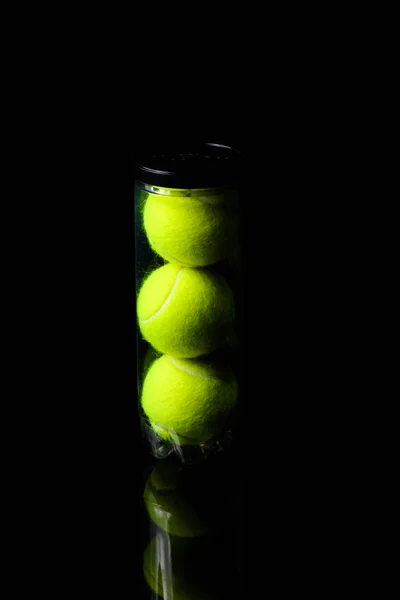 Tennisbal geïsoleerd op zwart met dramatische verlichting — Stockfoto
