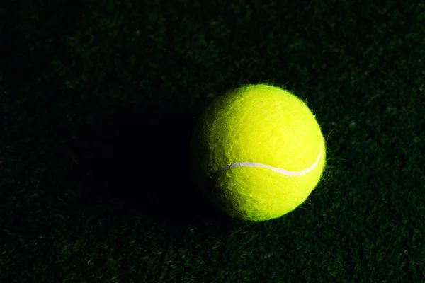 Pelota de tenis aislada en negro con iluminación dramática —  Fotos de Stock