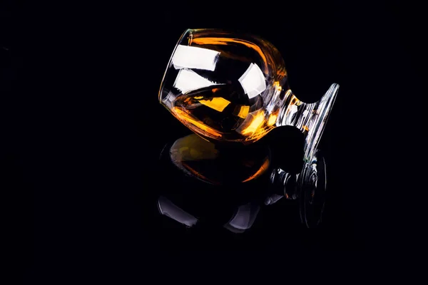 黒を基調としたコニャックグラス — ストック写真
