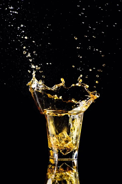 Geïsoleerde schot van whisky met splash op zwarte achtergrond, brandy — Stockfoto