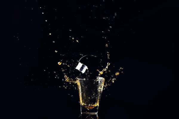 Απομονωμένη σφηνάκι ουίσκι με βουτιά σε μαύρο φόντο, κονιάκ — Φωτογραφία Αρχείου