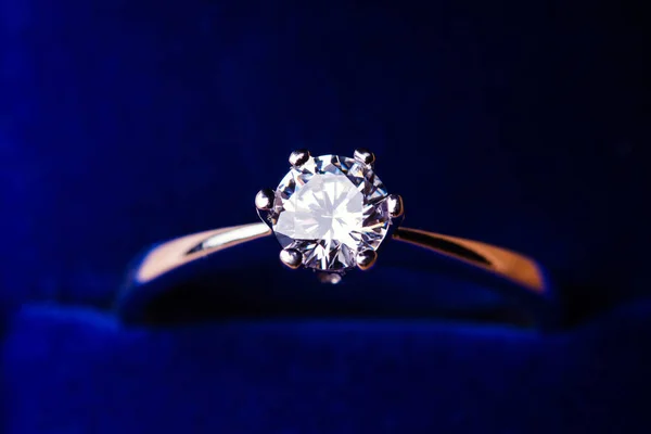 Verlovingsdiamanten ring in blauwe doos — Stockfoto